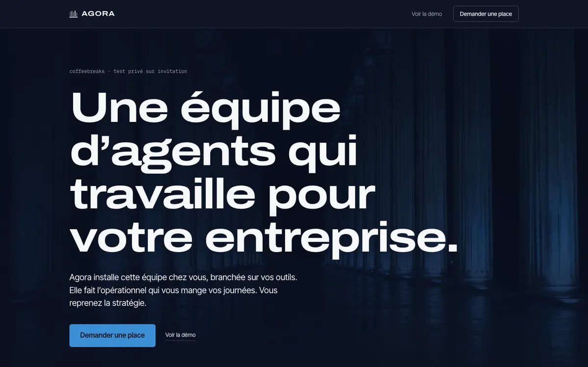 Agora : un grand titre blanc sur fond de colonnade bleu nuit et le bouton « Demander une place ».